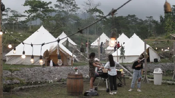 Glamping Teknologi Canggih Tren Liburan Urban