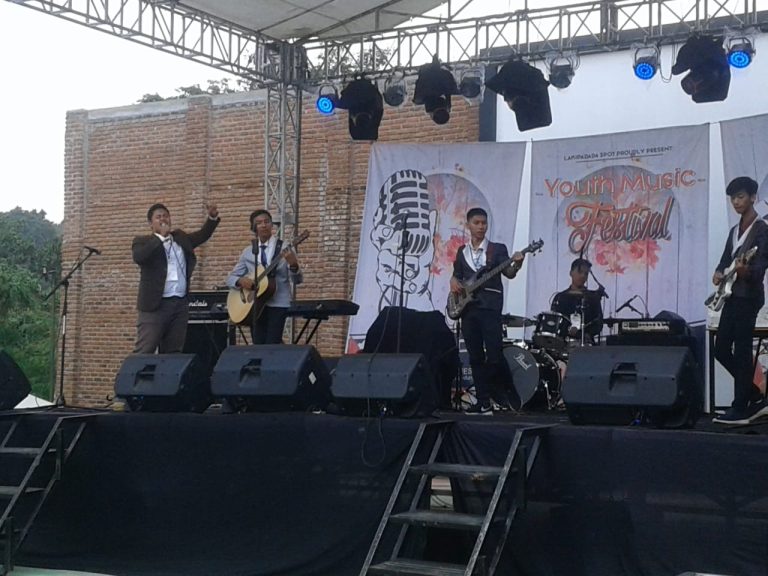 Kejutan! Konser Dadakan Band Lawas Ramaikan Bandung