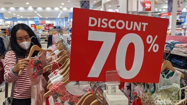 Cara Mengendalikan Pengeluaran Saat Diskon Musim Panas