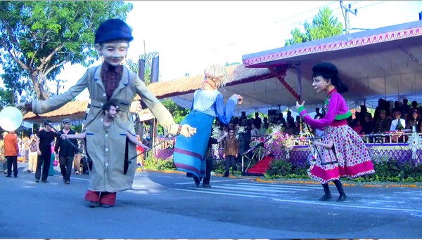Pertunjukan Teater Jalanan Ramaikan Car Free Day